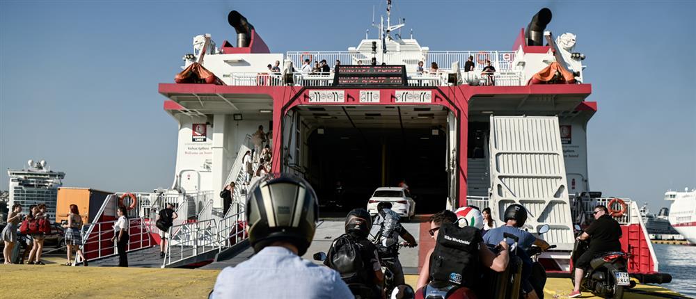 Λιμάνι Πειραιά με μαζική έξοδο με κόσμο επιβίβαση σε πλοία Λιμάνι Πειραιά με μαζική έξοδο με κόσμο επιβίβαση σε πλοία