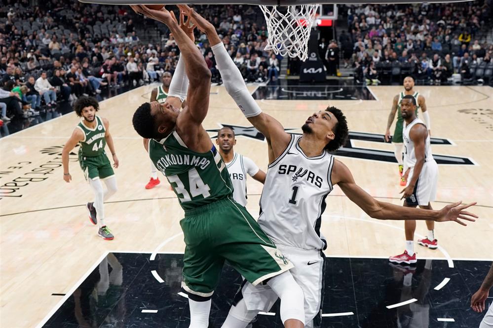 Αντετοκούνμπο - Μπακς - Σπερς Αντετοκούνμπο - Μπακς - Σπερς