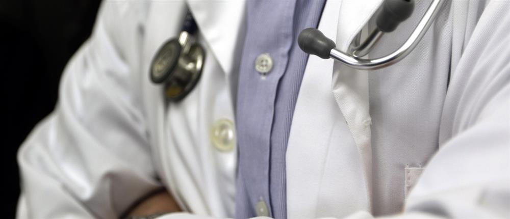 Γιατρός - ακουστικά - νοσοκομείο Γιατρός - ακουστικά - νοσοκομείο
