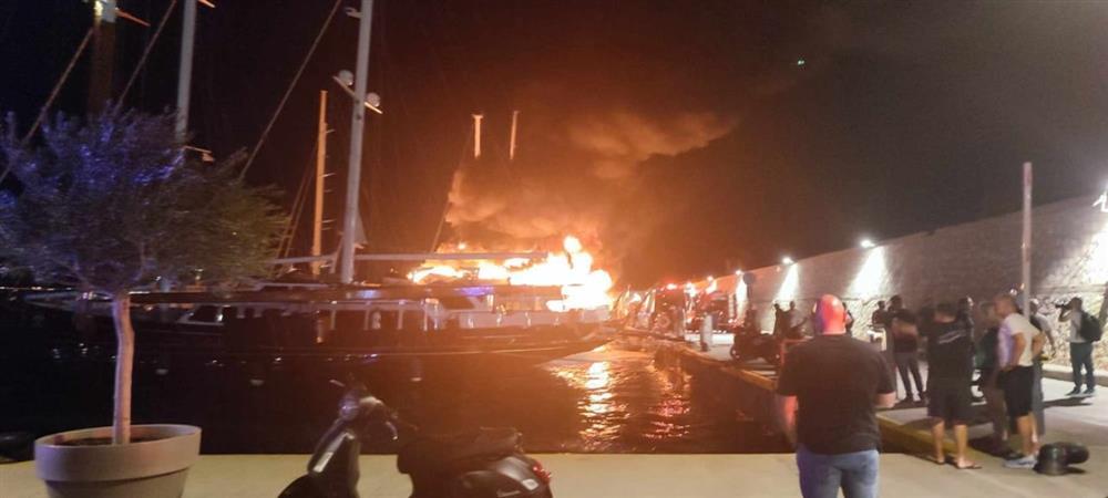 φωτια στη Μαρινα Ζεας φωτια στη Μαρινα Ζεας