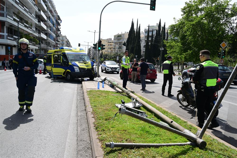 Αθήνα - ασθενοφόρο - κολώνα - τροχαίο Αθήνα - ασθενοφόρο - κολώνα - τροχαίο