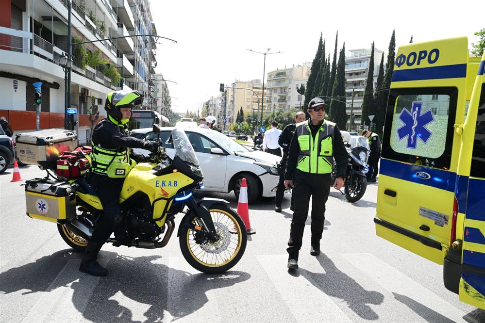 Αθήνα - ασθενοφόρο - κολώνα - τροχαίο Αθήνα - ασθενοφόρο - κολώνα - τροχαίο