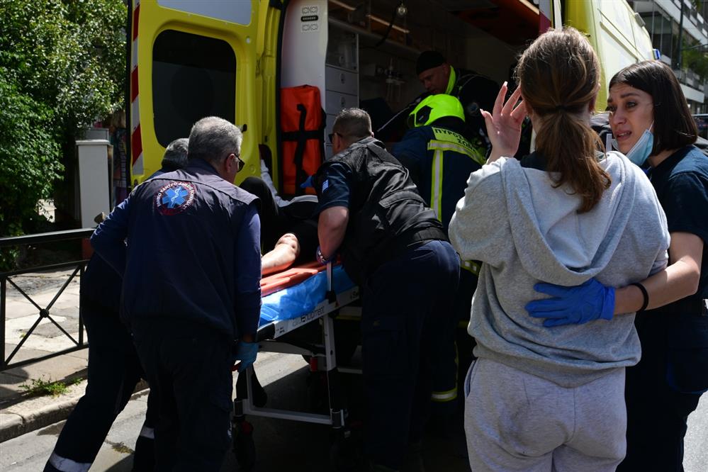 Αθήνα - ασθενοφόρο - κολώνα - τροχαίο Αθήνα - ασθενοφόρο - κολώνα - τροχαίο