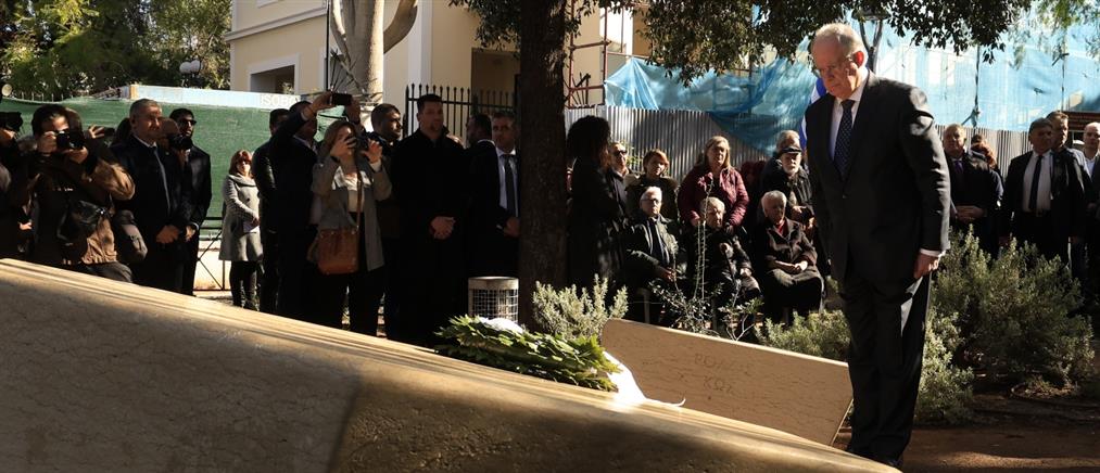 Ο Πρόεδρος της Δημοκρατίας Κωνσταντίνος Τασούλας, κατέθεσε στεφάνι στο Μνημείο Ολοκαυτώματος στο Θησείο