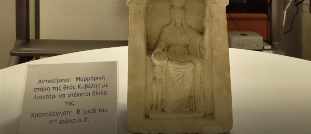 Πειραιάς: Άνδρας έκρυβε αρχαία μαρμάρινη στήλη του 4ου αιώνα π.Χ. στο πατάρι του